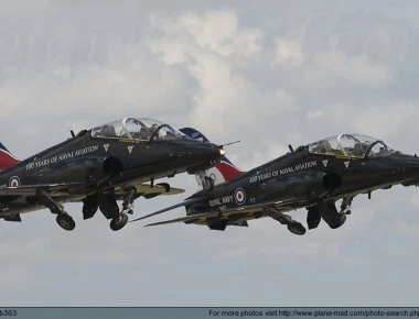 Βρετανία: Hawk του Ναυτικού πετά ξυστά σε αλεξιπτωτιστές (βίντεο)
